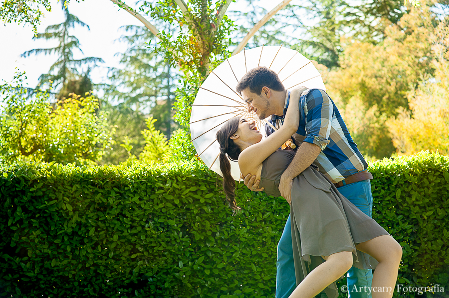reportaje en pareja paraguas chino japones jardín verde abrazos risas beso cine
