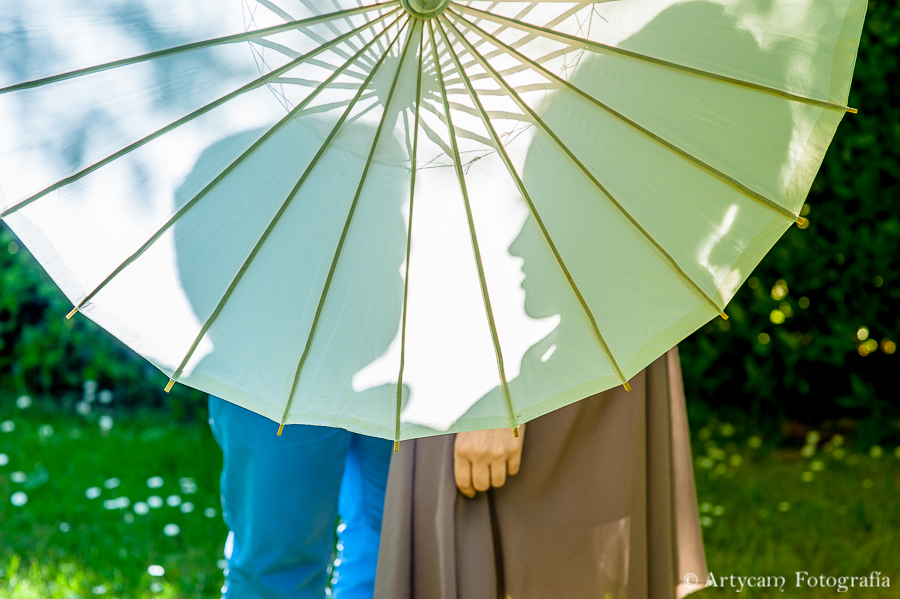 silueta pareja chicos paraguas japones colores sombra jardin