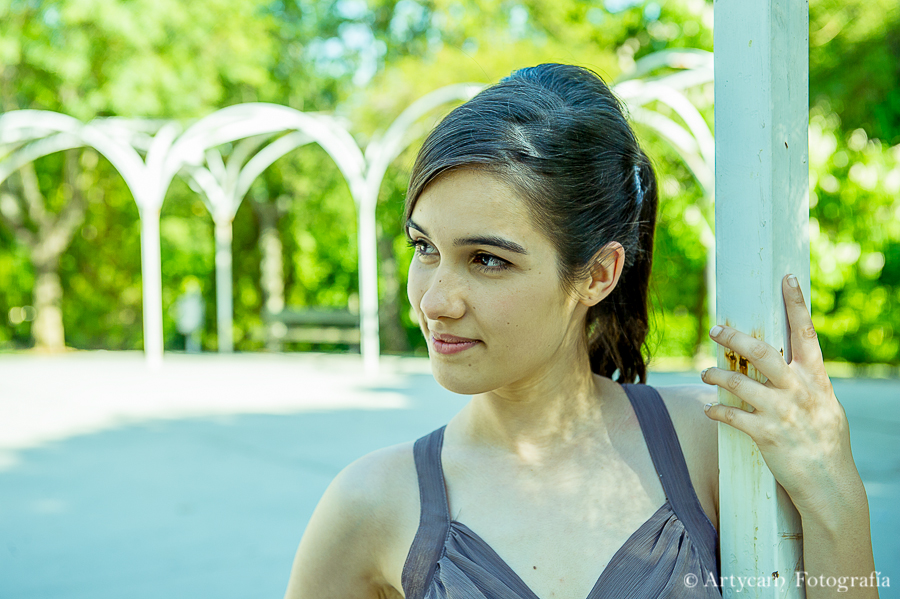 retrato chica joven guapa parque arboles arcos blancos 