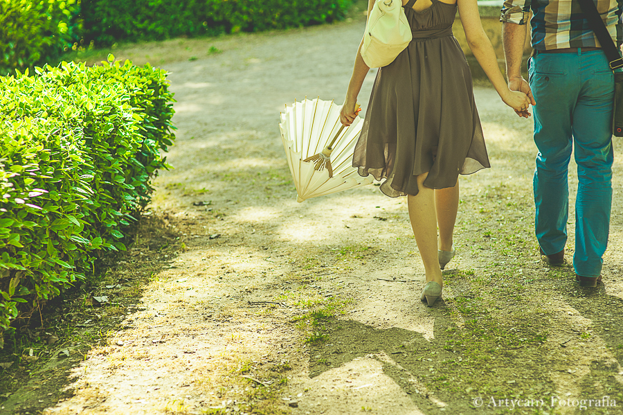 detalle pareja caminando espaldas jardín paragueas japones vestido marrón seda